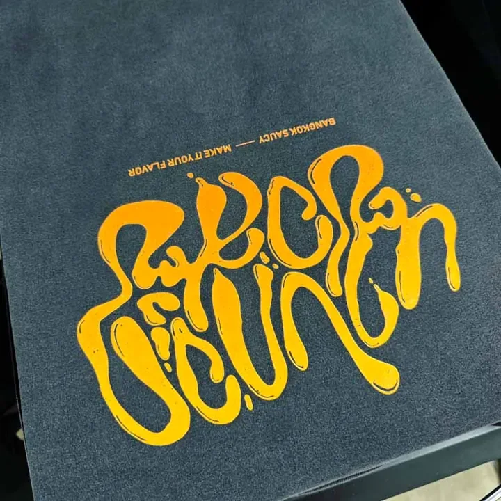 ตัวอย่างรายละเอียดงานสกรีน DTG บนเสื้อสีดำจาก Cottonora DTG