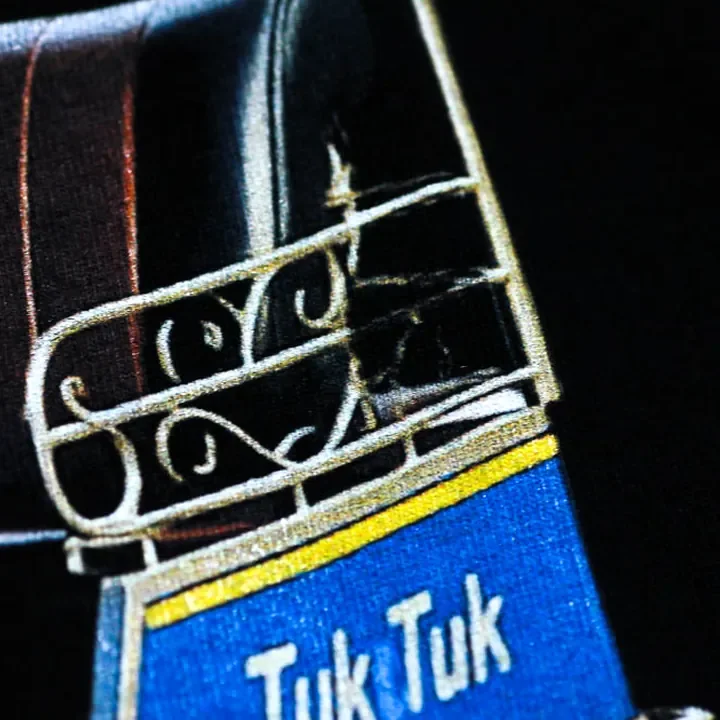 ตัวอย่างรายละเอียดงานสกรีน DTG บนเสื้อสีดำจาก Cottonora DTG