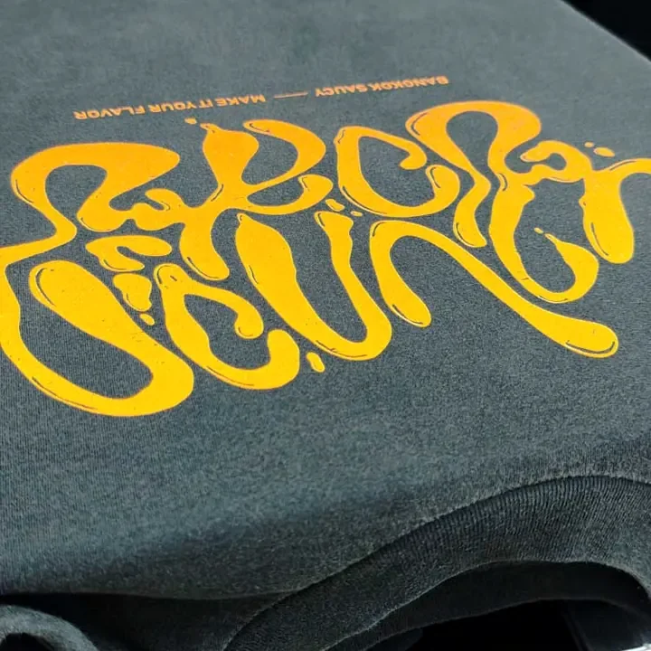 ตัวอย่างรายละเอียดงานสกรีน DTG บนเสื้อสีดำจาก Cottonora DTG