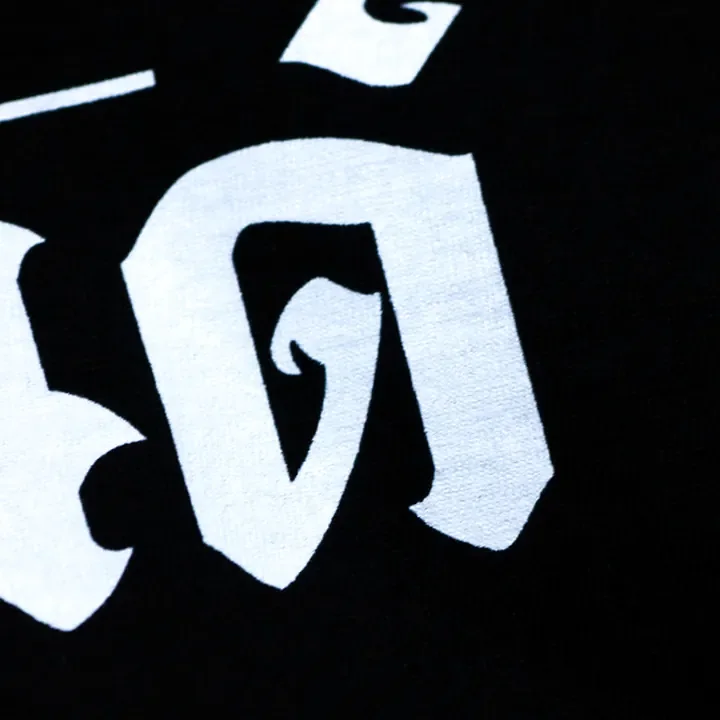 ตัวอย่างรายละเอียดงานสกรีน DTG บนเสื้อสีดำจาก Cottonora DTG