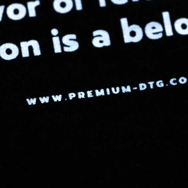 ตัวอย่างรายละเอียดงานสกรีน DTG บนเสื้อสีดำจาก Cottonora DTG